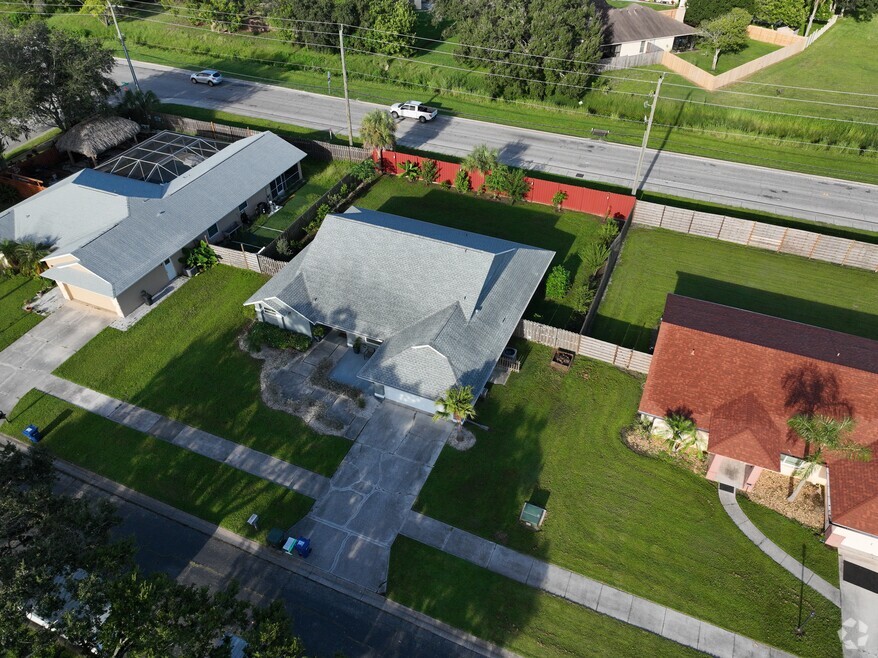 618 Eastpointe Ct, Sarasota, FL 34232 - photo 2