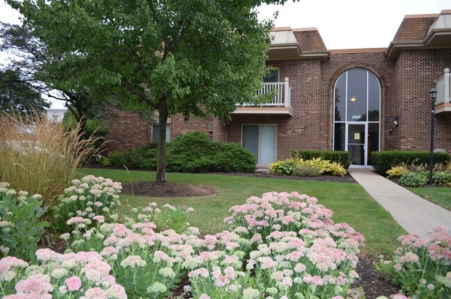 2407 N Kennicott Dr unit Greenbrier, Arlington Heights, IL 60004 - photo 2