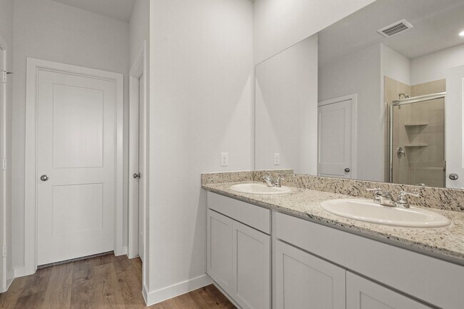 103 Water Grass Trail unit 36582333, Clute, TX 77531 - photo 5