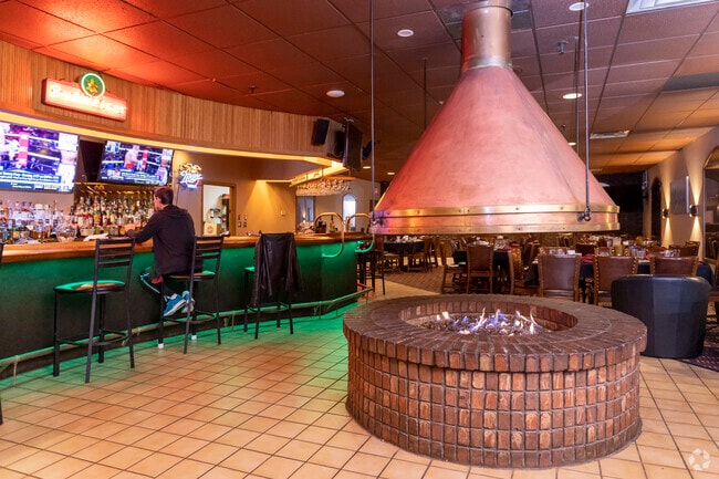 Woodland Hills' eateries reflect the neighborhood's commitment to culinary excellence.