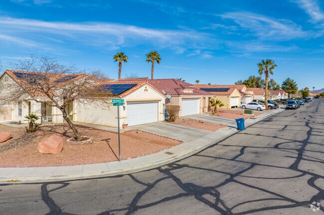 There are plenty of single-story homes with ample garage space in Silverado Ranch, NV.