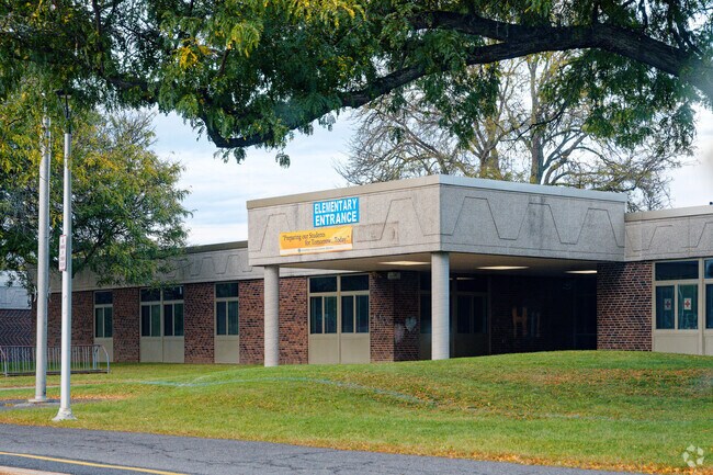 The student:teacher ratio of 15:1 is higher than the New York state level of 11:1.