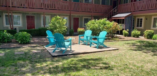 Hideaway Cove Courtyard