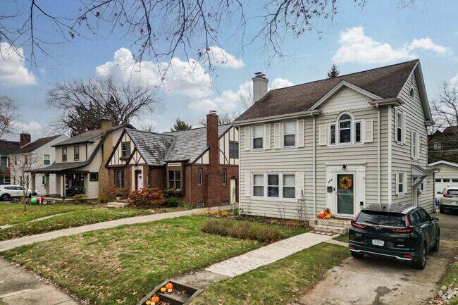 There are several housing styles in the neighborhood of Hillcrest.