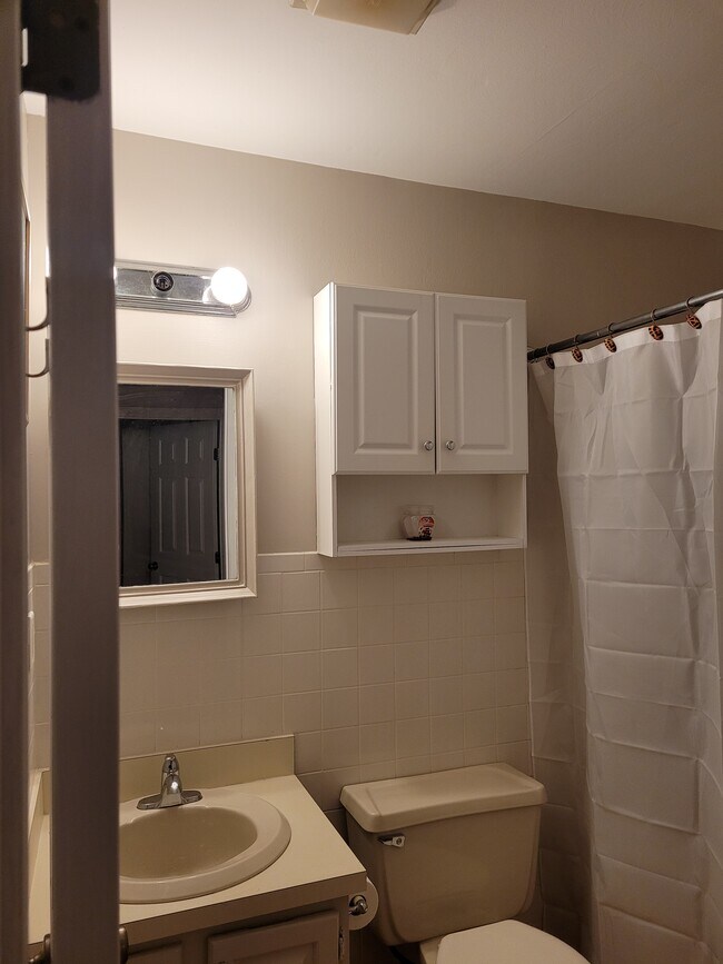 335 Glendale Ave unit G, Bridgeport, CT 06606 - photo 4