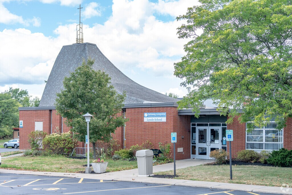 Gateway-Longview Lynde School in Williamsville has student teacher ratio of 5 to 1.