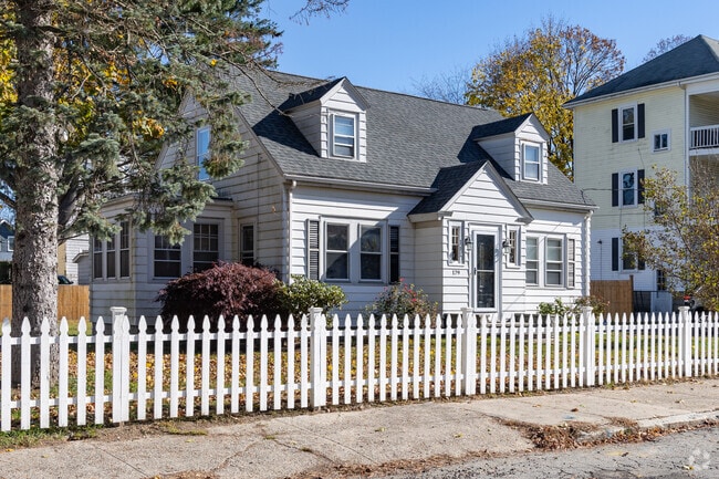 The New England Cape Cod style is of course present in Fairmount.