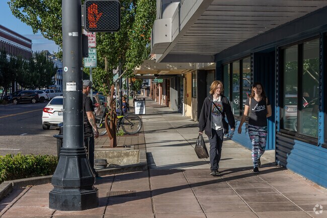Downtown Longview is nearby Beacon Hill and offers shopping and dining.