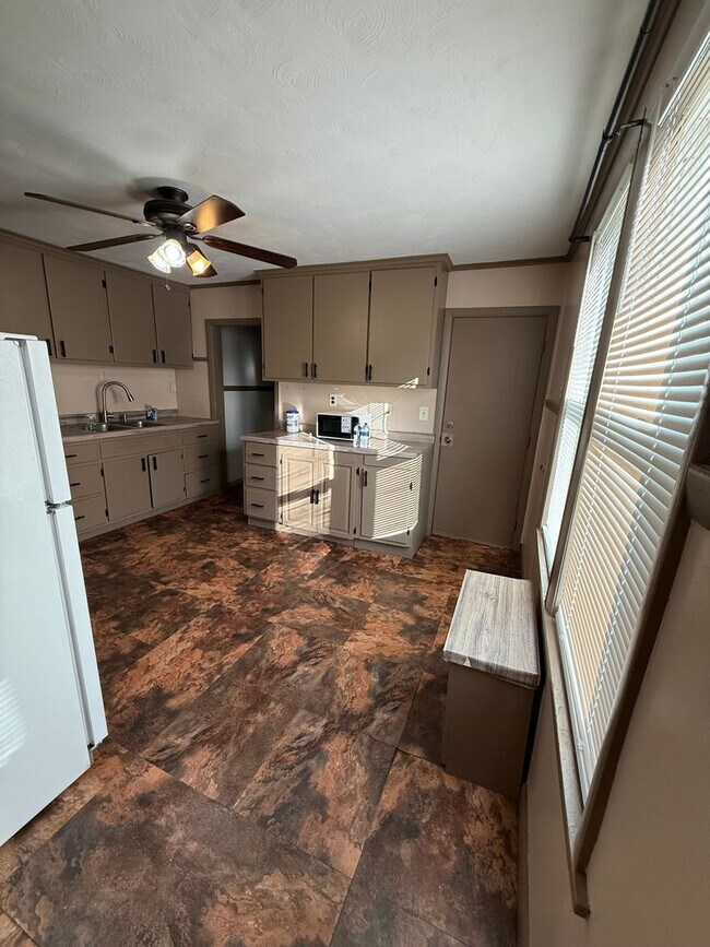 621 Springfield St, Chicopee, MA 01013 - photo 3