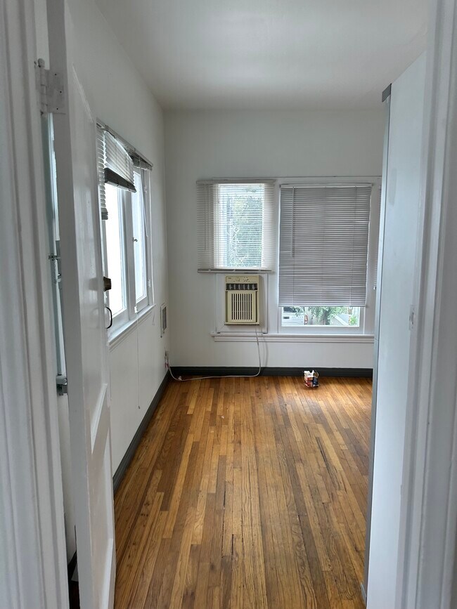 2824 Menlo Ave unit 2824.5, Los Angeles, CA 90007 - photo 6