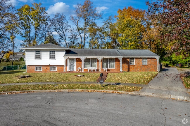There are a few split-level homes around Highlands neighborhood.