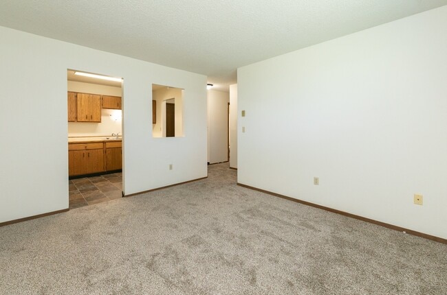 Fargo, ND Maplewood Bend Apartments | Living