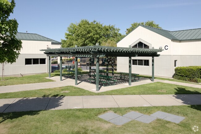 Twin Oaks Elementary outside eating area.
