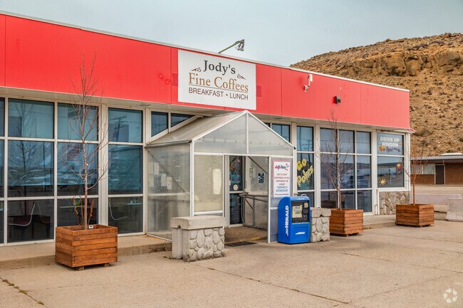 Jody’s Diner serves breakfast and coffee near Evanston’s core.