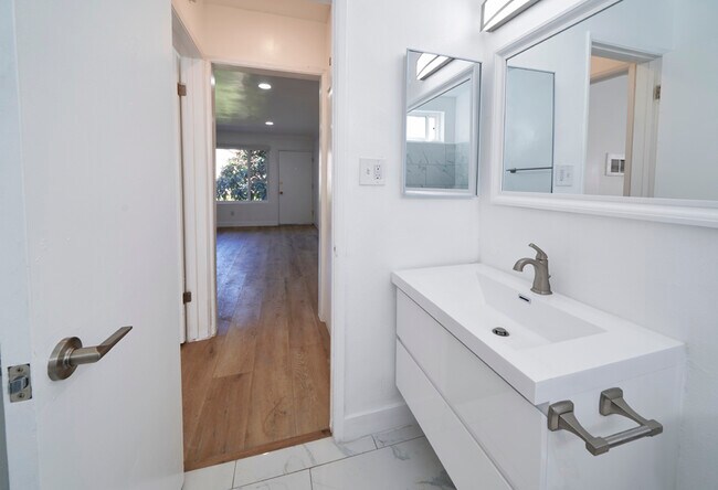 Spacious Units available - Great Location! -- Hollywood, Los Angeles, CA 90029 - photo 7