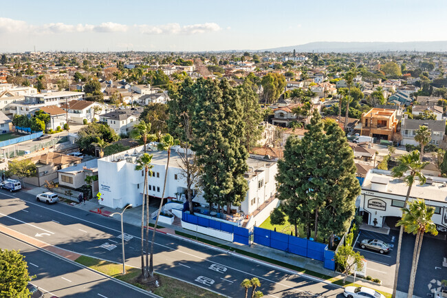 Manhattan Academy in Manhattan Beach utilizes the Montessori method of teaching.