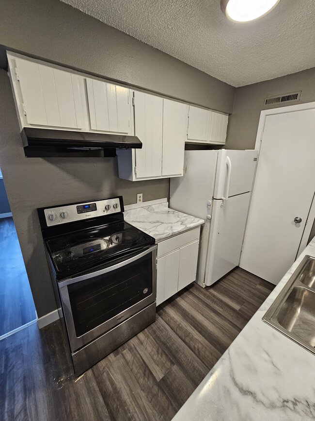 1229 Ravenwood Rd unit 3, Waterloo, IA 50702 - photo 3