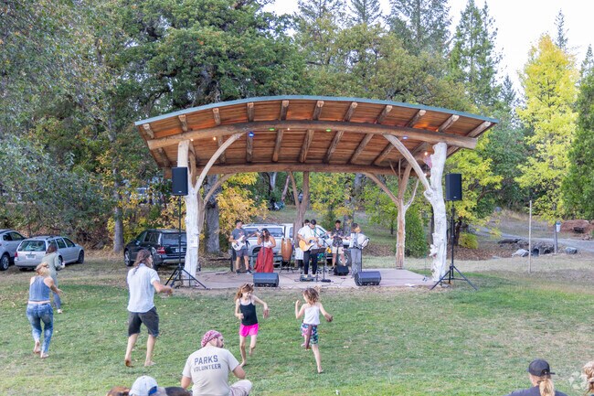 The Williams Farmers Market features a live band that gets the crowd dancing.