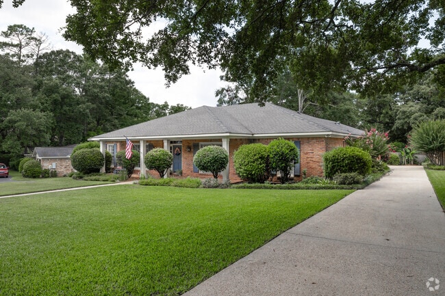 Malibar Heights: where small-town charm meets big-hearted neighbors.