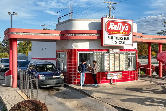 Rally's is a great place to go after school for a quick bite to eat in Mount Vernon Park.