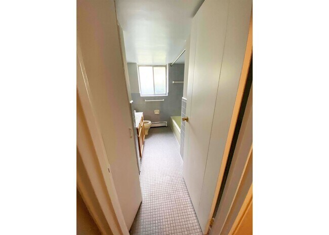 539 Lowell Ave unit 539-11, Cincinnati, OH 45220 - photo 2