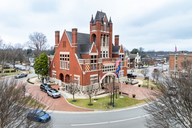 Bardstown has a beautiful City Hall in the heart of the community.