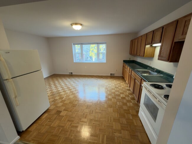 846 Beaconsfield Ave unit 3, Grosse Pointe Park, MI 48230 - photo 4
