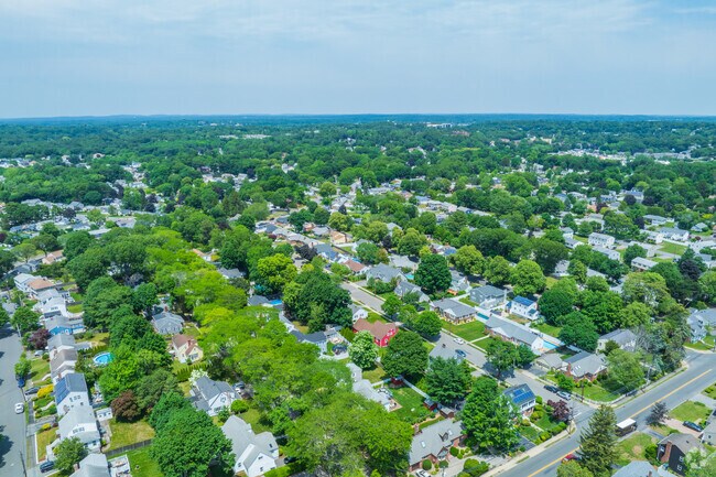 Lindenwood is a suburb that's about 10 miles north of Boston with many nearby amenities.