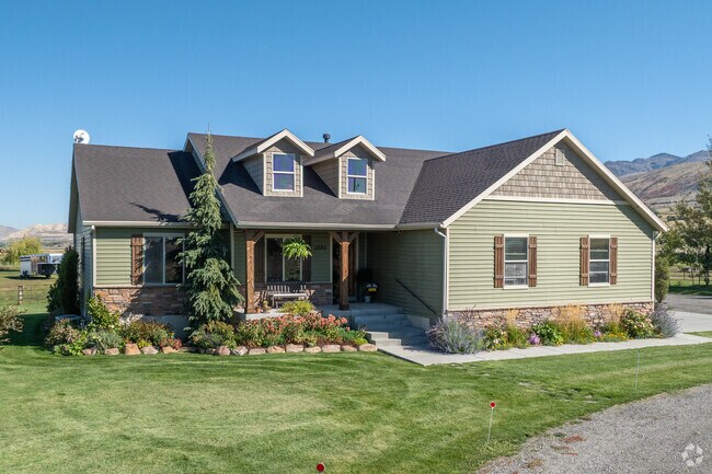Farmhouse‑style homes with acreage in Cove can approach $1.2 million.