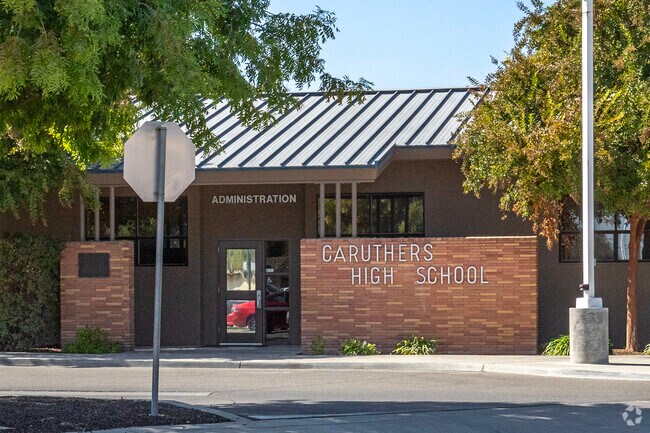 Caruthers High School serves grades 9-12 in Caruthers.