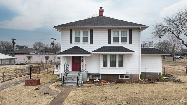 A classic American Foursquare stands proudly in Stroud, Oklahoma.