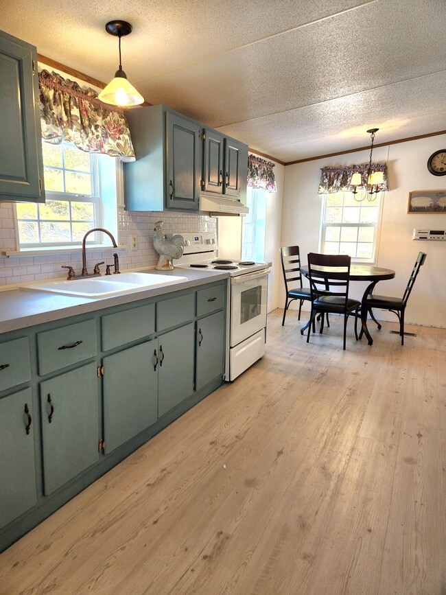 25 Blueberry Ln, Dresden, ME 04342