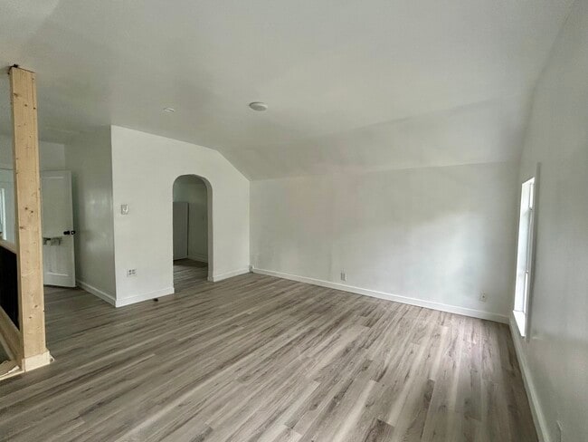 421 W Bond St unit 421 Upper, Hastings, MI 49058 - photo 2