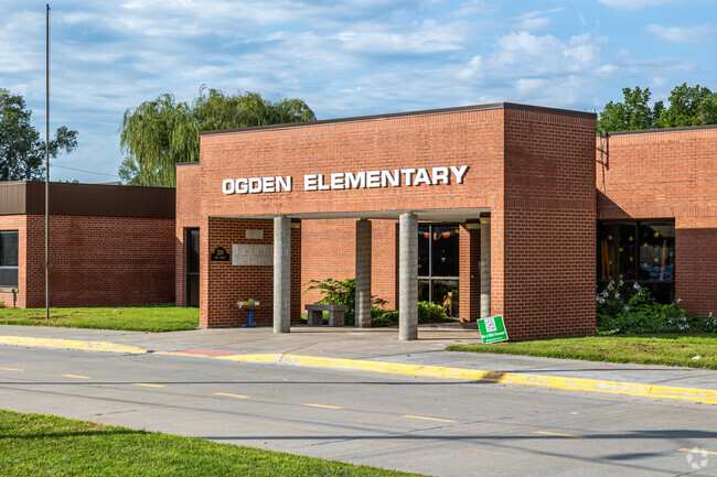 Ogden Elementary School has a  student population is made up of 49% female students & 51% male.