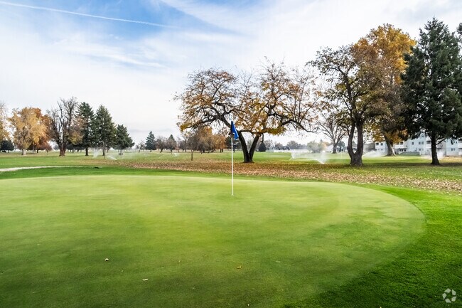 Big River Golf Course lets Umatilla residents practice their swing not far from their doorsteps.