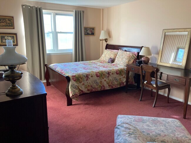 Hampshire House East & West unit 5H, West Hartford, CT 06119 - photo 4