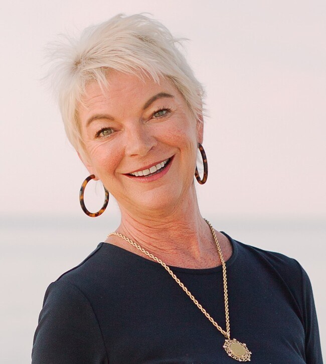 Julia Holmes