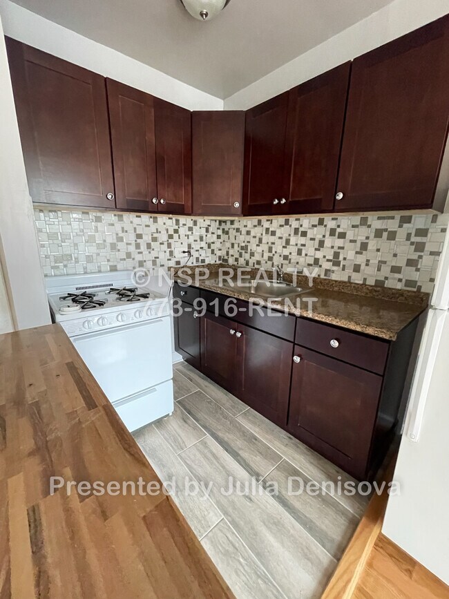 5670 N Ridge Ave, Chicago, IL 60660