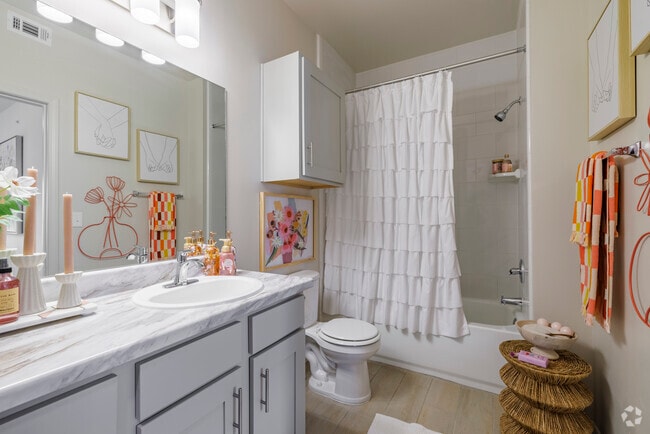 1BR, 1BA - 789SF - Bathroom