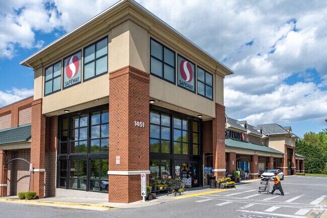Safeway in Pendennis Mount makes shopping easy.