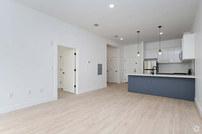 2BR, 2BA - 1000SF