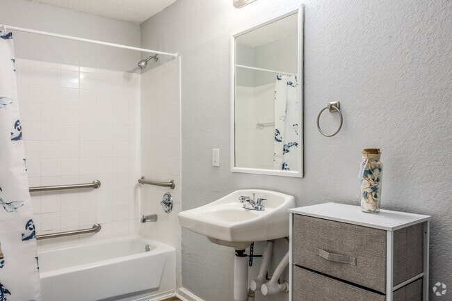 1BR, 1BA - 660SF - Bathroom