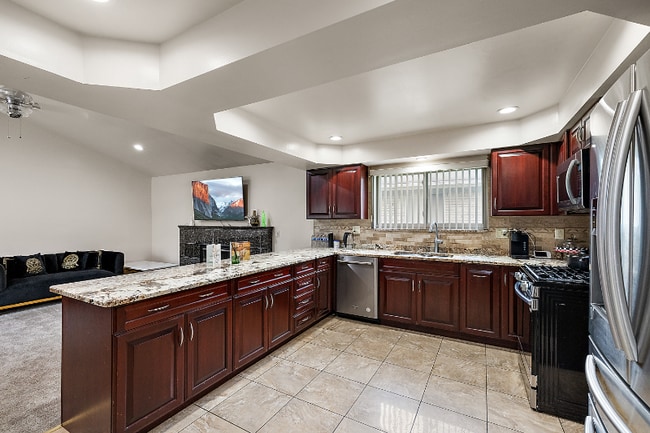 35715 Maureen Dr, Sterling Heights, MI 48310 - photo 5