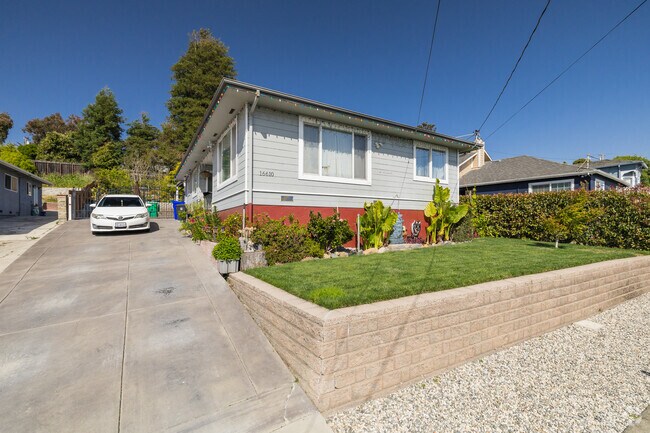 There are craftsman homes available in the Ashland neighborhood.
