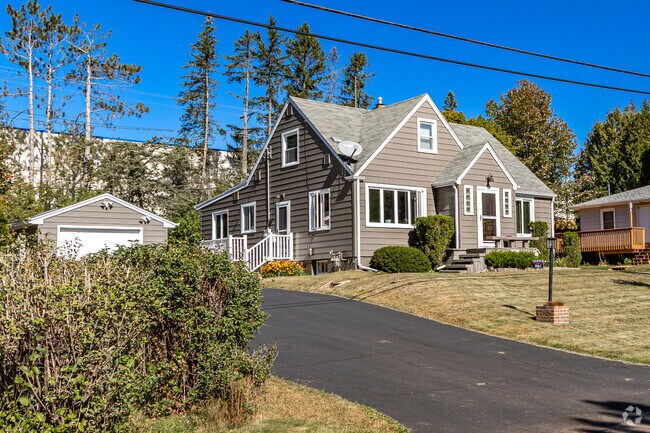 Detached garages are common in the Kenwood neighborhood.