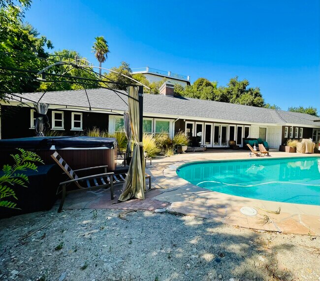 15635 Vandorf Place unit Bunkbed, Encino, CA 91436 - photo 3