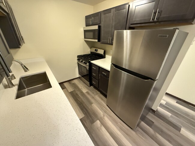 202 Williamsburg Dr unit 2, Thiensville, WI 53092 - photo 2