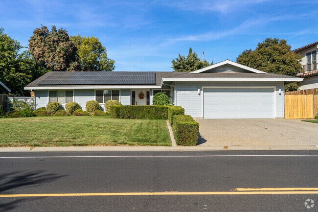 Not all the homes are two stories in El Macero