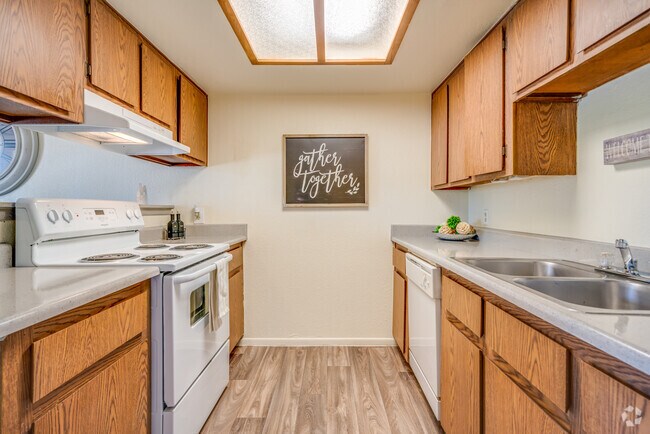 2 BR, 1.5 BA - 916 SF