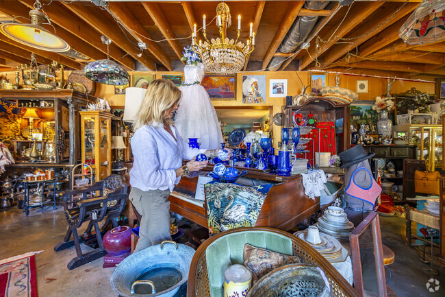 Shop for handmade and bohemian goods in Old Town Cottonwood, close to Verde Santa Fe.